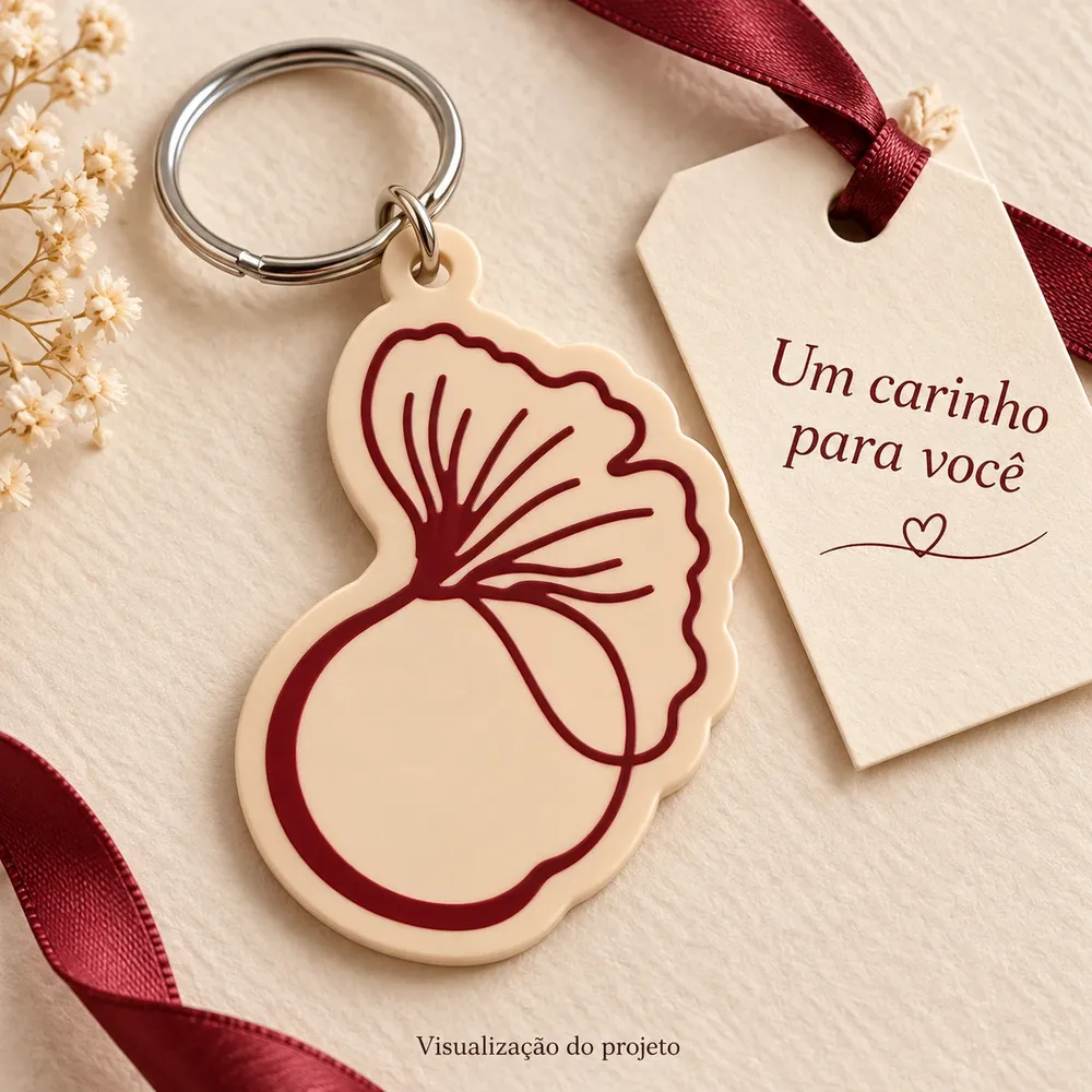 Chaveiro creme com desenho bordô e um cartão escrito Um carinho para você